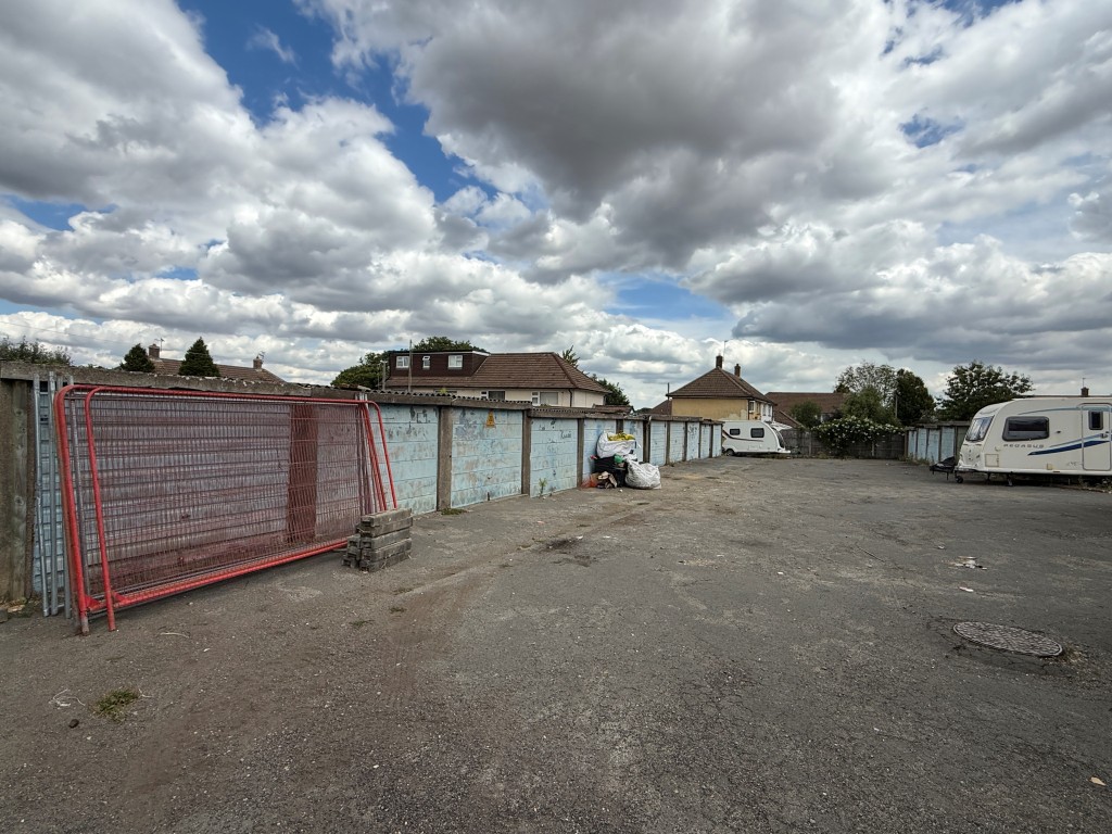 Lot: 211 - FREEHOLD SITE COMPRISING 22 LOCK-UP GARAGES AND PARKING SPACES - Garages to right